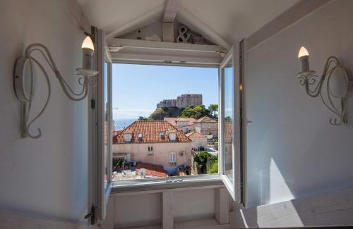 Pile House | Guest House Gugily