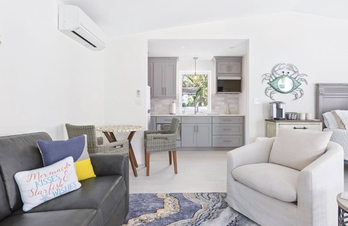 Delray Beach Cottage | Guest House with Private Yard, Pool, Outdoor Kitchen & Tiki Bar