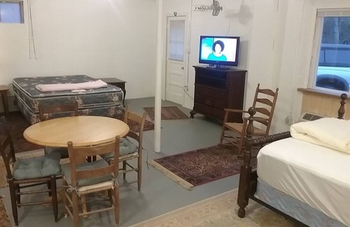 Mosby House | Guest Lodging near Richmond, VA. Close to Osborne Landing. Parking for boats.