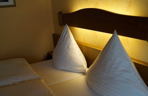 Erbach Cottage | Guest Room 1 - Cafe Best Guest Room