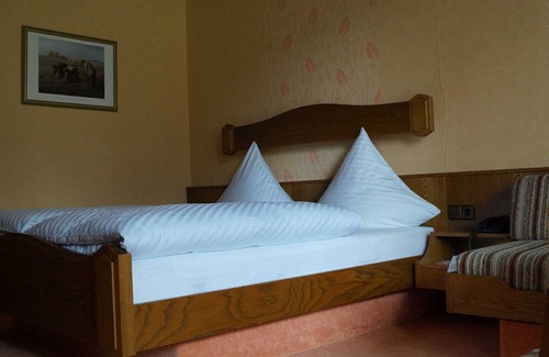 Erbach Cottage | Guest Room 1 - Cafe Best Guest Room