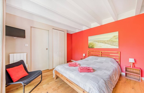 Le Porge Bed & Breakfast | Guest Room 'La Côte D'Argent Coquelicot' with Private Terrace, Private Garden and Wi-Fi