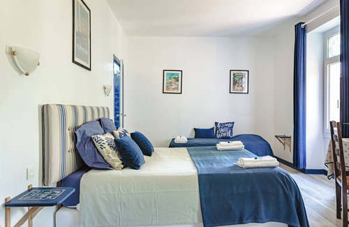 Genouille Bed & Breakfast | Guest Room 'Saphir' with Lake View, Wi-Fi and Air Conditioning