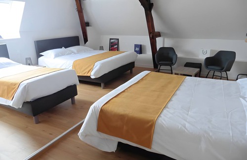 Laigne-en-Belin Bed & Breakfast | Guest Rooms 'Chambres Porshe' with Shared Terrace and Garden