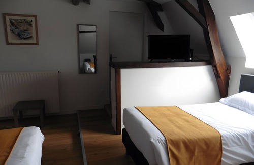 Laigne-en-Belin Bed & Breakfast | Guest Rooms 'Chambres Porshe' with Shared Terrace and Garden