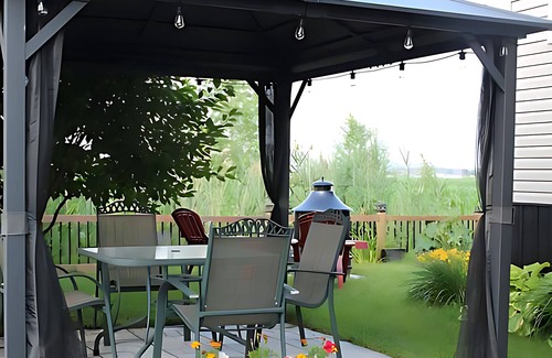 Saint-Hubert Apartment | Guest studio/basement - private * clean* 20 minutes from Port of Montreal