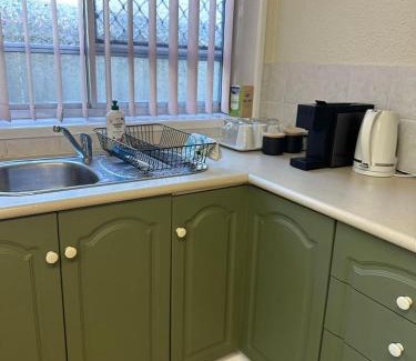 Mount Keira House | Guest suite-2 beds,private entry, bathroom & laundry