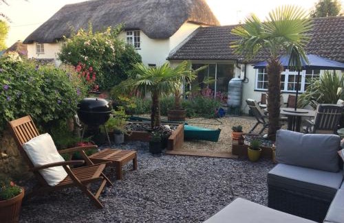 Milborne Saint Andrew Bed & Breakfast | Guest Suite at 31 Little England