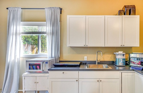 Aloha Apartment | Guest Suite in Portland Area w/Shared Patio