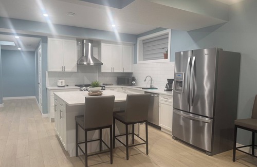 Airdrie House | Guest Suite, Sleeps 6 close to major Highways & YYC Airport