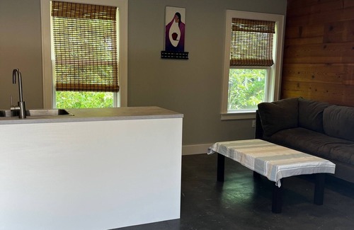 North University House | Guesthome with Treehouse effect, Centrally located.