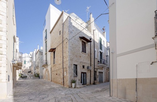 Conversano Apartment | GuestHost - Aline's Home - Iris Room