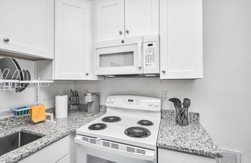Norfolk - Virginia Beach Apartment | Guesthouse in ideal location with private entrance