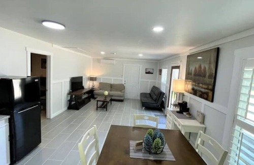 Hortense House | GuestHouse In Waverly Forest