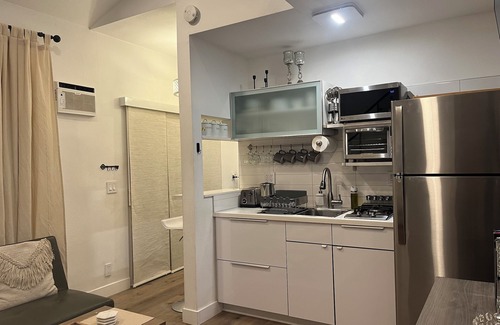 Tarzana House | Guesthouse ,privet entry,gated,designated parking & patio