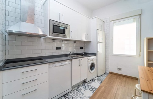 Puerta del Angel Apartment | GuestReady - Another brick in the wall