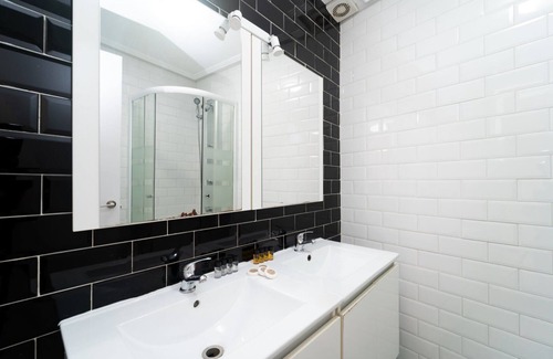 Puerta del Angel Apartment | GuestReady - Another brick in the wall