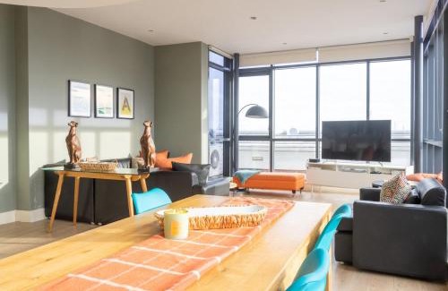Grand Canal Dock Apartment | GuestReady - Enchanting views from Millenium Tower