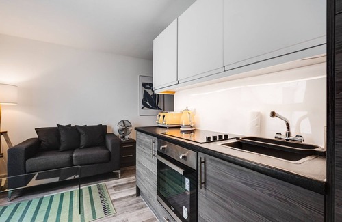 Liverpool City Centre Apartment | GuestReady - Quaint Liverpool Gem