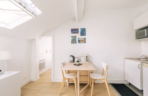 17th Arrondissement Batignolles-Monceau Apartment | GuestReady - Radiance in comfort near Paris