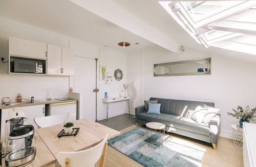 17th Arrondissement Batignolles-Monceau Apartment | GuestReady - Radiance in comfort near Paris