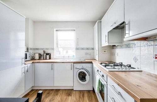 Leith Apartment | GuestReady - Stylish Apt w/Parking near Edinburgh