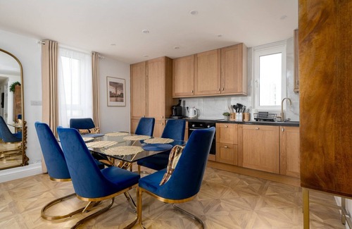 Prince's Apartment | GuestReady - Stylish stay with Parliament views