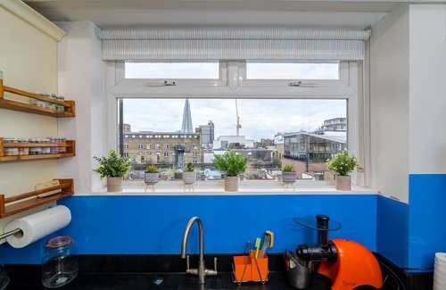 Cathedrals Apartment | GuestReady - Vibrant home near London Eye