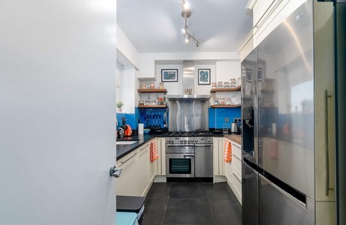 Cathedrals Apartment | GuestReady - Vibrant home near London Eye