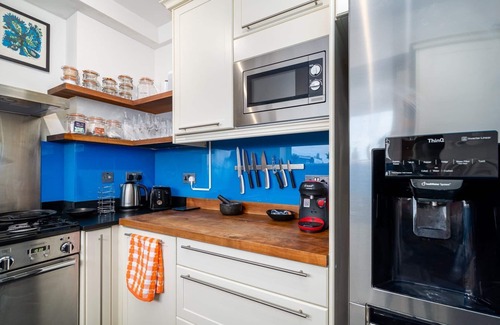 Cathedrals Apartment | GuestReady - Vibrant home near London Eye