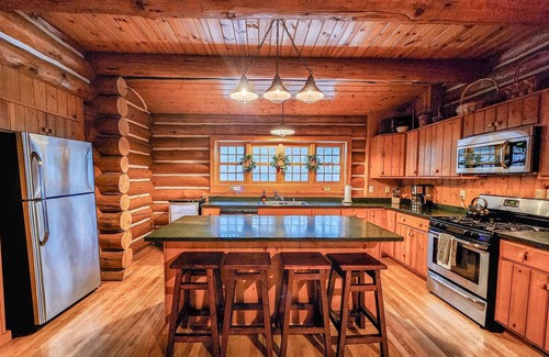 Brodhead Cabin | Guests rave, Beautiful Lakefront Log home w/King