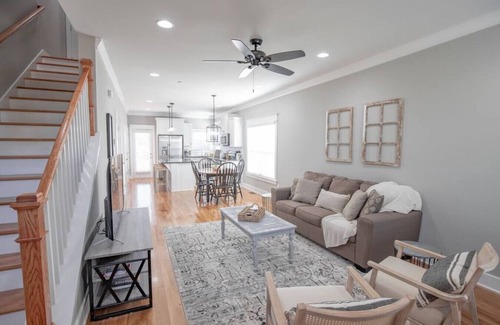 Spring Hill House | Guests Rave: Clean Duplex on Quiet Cul-de-Sac