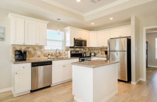 Crystal Beach House | Gulf Breeze - 2 bedroom, 2 bath home that sleeps 6 - Beach & The Gulf Breeze!
