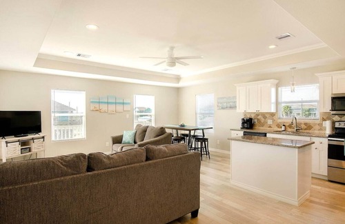 Crystal Beach House | Gulf Breeze - 2 bedroom, 2 bath home that sleeps 6 - Beach & The Gulf Breeze!