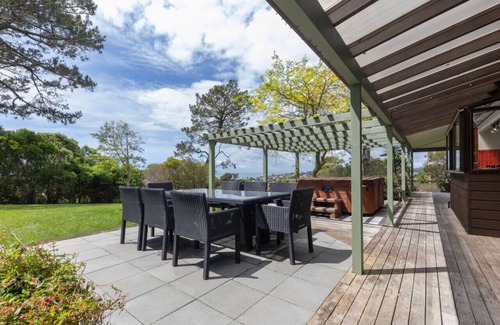 Whangaparaoa Villa | Gulfside Getaway: Your Slice of Paradise