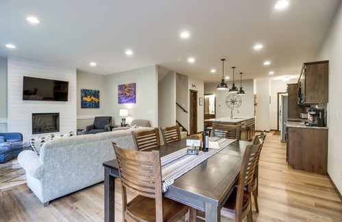 Lake Shore House | Gull Lake Resort Escape: Pool & Snowmobile Trails