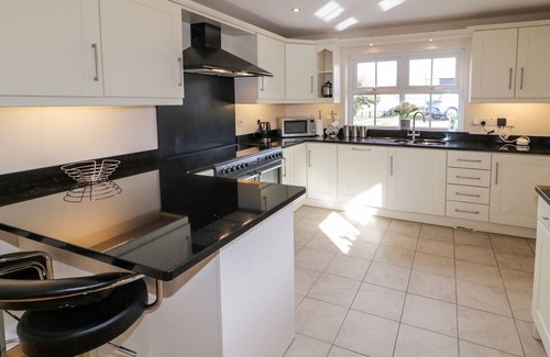 Enniskillen Cottage | GUNN'S COTTAGE, pet friendly, with open fire in Enniskillen