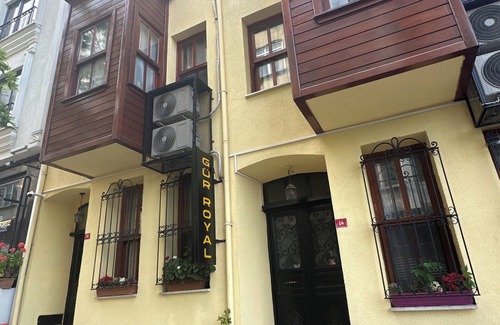 Caddebostan Mahallesi Condo | Gur Royal Suit Aparts