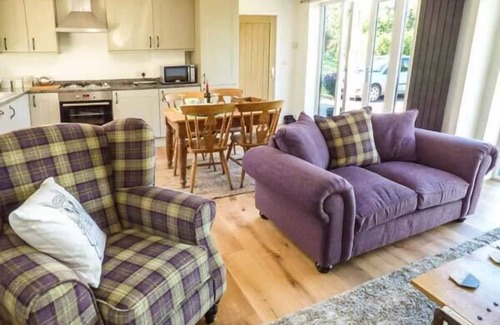 Welsh Frankton Cottage | GWDIHW, with a garden in Gobowen