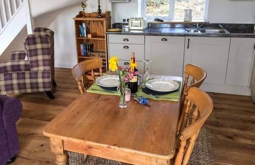 Welsh Frankton Cottage | GWDIHW, with a garden in Gobowen
