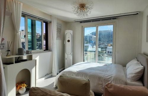 Gahoe-dong Apartment | Gyedong byeolchae, Bukchon hanok village & Namsan tower city view Warm morning sunshine Tranquil Rest