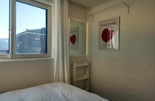 Gahoe-dong Apartment | Gyedong byeolchae, Bukchon hanok village & Namsan tower city view Warm morning sunshine Tranquil Rest