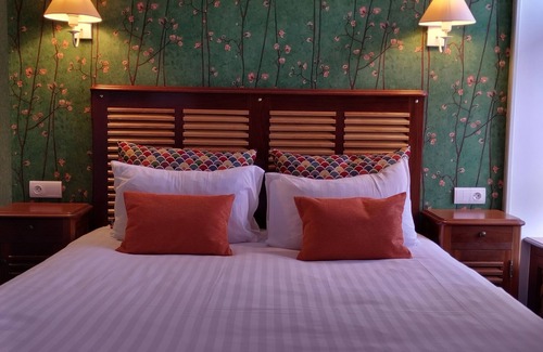 Saint-Vaast-la-Hougue Hotel | Hôtel Les Fuchsias