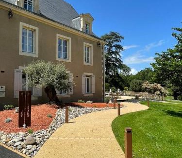 Rouffignac-Saint-Cernin-de-Reilhac Hotel | Hôtel & Restaurant - Le Manoir des Cèdres - piscine chauffée et climatisation
