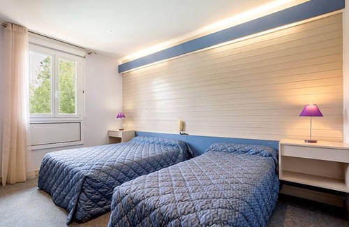 La Chomette Hotel | Hôtel-Restaurant La Crèche et sa piscine intérieure - Logis Hôtels