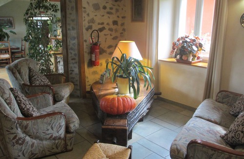 La Chomette Hotel | Hôtel-Restaurant La Crèche et sa piscine intérieure - Logis Hôtels