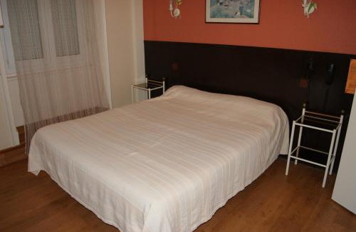 Villedieu-les-Poeles Hotel | Hôtel Saint - Pierre
