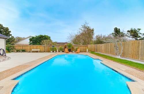 Clodine House | H-Town Pool House Arcade Pool Table 2 King BD HBO Max 6 Beds