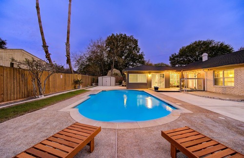 Clodine House | H-Town Pool House Arcade Pool Table 2 King BD HBO Max 6 Beds