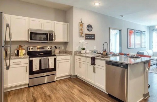 Coliseum Central Apartment | H4N Ellipse Urban | 1Bd Apartment Near Peninsula Town Center